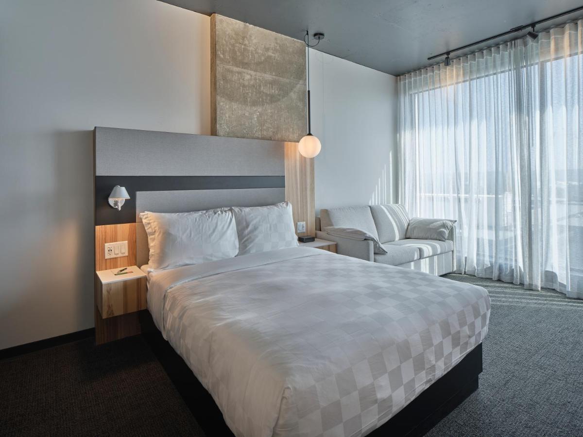 Alt Hotel Calgary University District Экстерьер фото